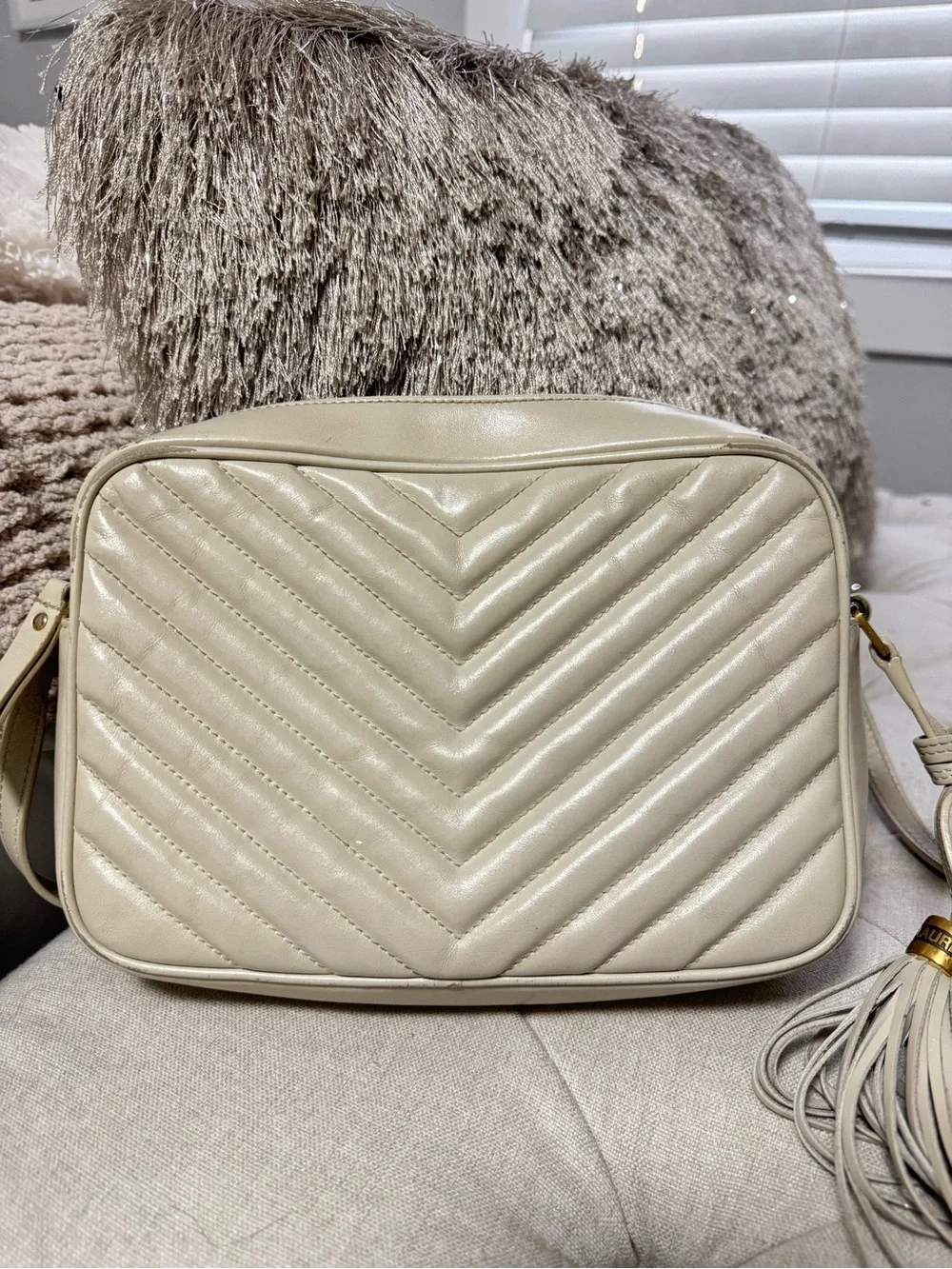Saint Laurent Lou Medium Camera Bag with Tassel in Quilted Leather - Picture 3 of 9